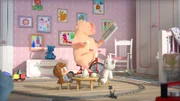 Das Schwein genießt die Mascha-freie-Zeit und kann entspannt in ihrem Zimmer all ihre Sachen nutzen.