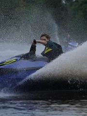Jessica Chobot navigiert mit dem Jetski zu ihrem nächsten Ziel.