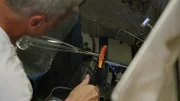 In der slowenischen Hightech-Fabrik werden besondere Gläser, wie zum Beispiel Champagnerflöten, wegen ihrer komplexen Form noch immer manuell gefertigt.