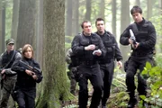 Col. Sheppard (Joe Flanigan, re.) und sein Team müssen herausfinden, was mit ihren Freunden geschehen ist...