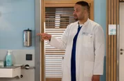 Dr. Moreau (Mike Adler) richtet mahnende Worte an seine Patientin.