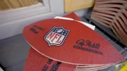 Die Footballs der Firma Wilson in Ohio werden aus feinstem amerikanischem Rindsleder gefertigt, welches in Chicago gegerbt wurde.