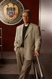 (1. Staffel) - Gibbs (Mark Harmon) ist der Leiter des NAVY CIS Teams. Er ist hochqualifiziert, smart, tough und bereit, die Regeln zu brechen, wenn es nötig wird ...