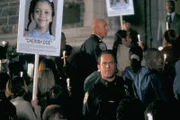 Zwei kleine Mädchen werden vergewaltigt und ermordet aufgefunden. Detective Stabler (Christopher Meloni) tappt zunächst im Dunkeln, doch dann führt ihn eine Gemeinsamkeit der Opfer zu einer Entziehungsklinik, welche die drogenabhängigen Mütter der ermordeten Mädchen besuchten.