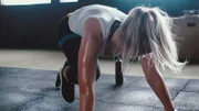 Eine junge Frau trainiert in einem Fitnessstudio