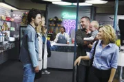 Elliot (Sarah Chalke, 2.v.l.) und J.D. (Zach Braff, l.) haben das Wochenende mit Sam verbracht und bringen ihn nun zu Kim zurück. Dort erleben sie eine Überraschung, als plötzlich Kim (Elizabeth Banks, r.) ihnen Sean (Scott Foley, 3.v.r.) vor die Nase stellt ...