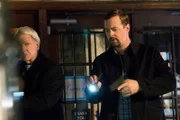 Während Torres und Bishop verdeckt ermitteln, geben ihnen Gibbs (Mark Harmon, l.) und McGee (Sean Murray, r.) im Kampf gegen einen Drogenschmugglerring Rückendeckung ...