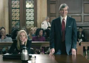 Staatsanwältin Serena Southerlyn (Elisabeth Rohm, li.) und ihr Kollege Jack McCoy (Sam Waterston, re.) sind von der Unschuld des Angeklagten Stephen Foreman im Mordfall des bekannten Musikproduzenten RC Flex überzeugt.