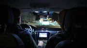 Polizeibeamte im Auto