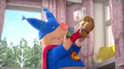 Das Superhelden-Schwein spielt mit Maschas Puppen.