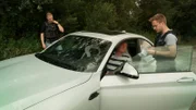 Die Polizeibeamten überprüfen die Gültigkeit des Führerscheins