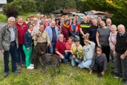 Umrundung von NRW geschafft! - In Rom wird Moderatorin Sabine Heinrich (vorn, mit Blumenstrauß) von ihrem Team und einigen Weggefährten der Reise entlang der Grenze von NRW empfangen und feiert mit Ihnen.