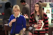 Beim Shoppen erfahren Amy (Mayim Bialik, r.) und Penny, dass Bernadette (Melissa Rauch, l.) und Howard von Priya und Leonard zum Essen eingeladen wurden. Was Penny auf eine ganz besondere Idee bringt ...
