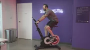 Ein Mann trainiert auf einem Heimtrainer
