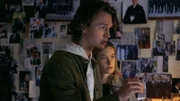 Jake (Ansel Elgort) hilft Samantha (Rachel Keller), ihre Freundin zu finden.