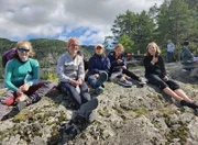 Daumen hoch auf Holmen. Die kleine Insel im Sirdalvatnet ist ideal für einen nächtlichen Stopp. Ida, Tutorin Karo, Emilia, Emma und Leyla (von links).