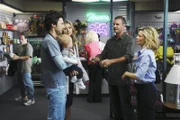 Mit Entsetzen stellen J.D. (Zach Braff, l.) und Elliot (Sarah Chalke, 2.v.l.) fest, dass Sean (Scott Foley, 2.v.r.) der neue Freund von Kim (Elizabeth Banks, r.) ist und mit Sam wunderbar zurecht kommt ...