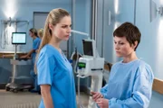 Nora (Daniela Preuss, r.) kann keine Auskunft über mögliche Krankheiten ihres Mannes geben. Sie erzählt Julia Berger (Mirka Pigulla, l.), dass André sie schon vor einiger Zeit für einen Mann verlassen hat.