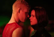 Joseph Wyatt (Solly McLeod) und Neve Kelly (Clara Rugaard)