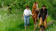 Wanderreiten im Westernreitzentrum Lippe-Hof. Westernreiter Erich (r) zeigt Sabine Heinrich seinen Hof, erzählt ihr von seiner Wildwest-Sehnsucht und lädt sie zum Wanderreiten ein durchs Weserbergland.