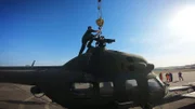Vorbereitung des russischen Hubschraubers für den Transport.