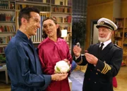 Mannezimmer Schweizer Sitcom Folge 65 – Hochziit, Horror, Happy end Besondere Zeremonie (v. l. n. r.): Philippe Roussel als Leo Matter, Bettina Dieterle als Jasmin Wyss und Vincenzo Biagi als Kurt Bolliger