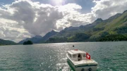 Höchste Schifffahrtskunst: Das Kurschiff auf dem Silsersee.