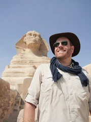 Sphinx und Josh Gates.