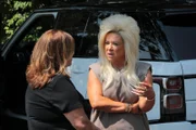 Theresa Caputo (r.)