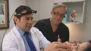 Dr. Paul Nassif (l.), Dr. Terry J. Dubrow (2.v.l.)