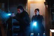 Special Agent Omar Adom 'OA' Zidan (Zeeko Zaki, l.); Emily Ryder (Catherine Haena Kim, r.)
