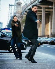 Special Agent Maggie Bell (Missy Peregrym, l.); Special Agent Omar Adom 'OA' Zidan (Zeeko Zaki, r.)