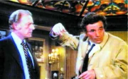 Lt. Columbo (Peter Falk, re.) besucht George O'Connell (Bernard Behrens) und seine Frau Kate.