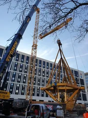 Der Ausleger wird montiert