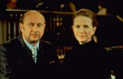Adrian Carsini (Donald Pleasence, l.); Karen Fielding (Julie Harris, r.)