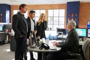 Nachdem die Zeugin der Fahrerflucht zusammen mit ihren Eltern plötzlich untertaucht, stehen McGee (Sean Murray, l.), Torres (Wilmer Valderrama, 2.v.l.), Bishop (Emily Wickersham, 2.v.r.) und Gibbs (Mark Harmon, r.) vor einem weiteren Rätsel ...