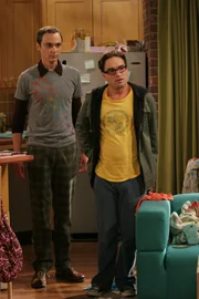 Penny erwartet eine Möbellieferung und bittet ihre Nachbarn Leonard (Johnny Galecki, r.) und Sheldon (Jim Parsons, l.), diese in Empfang zu nehmen. Als das große Paket geliefert wird, müssen die beiden Physiker es eigenhändig unter großen Mühen nach oben schleppen. Da hilft auch das physikalische Theoretisieren nicht ...