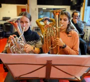 Tutorin Julie (links) und Schülerin Emma (rechts) bei der Orchesterprobe im norwegischen Tonstad.