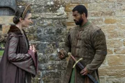 Margaret Beaufort (Harriet Walter, l.); Oviedo (Aaron Cobham, r.)