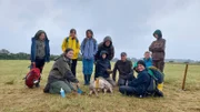 Das Team der Junior Ranger, von links nach rechts Miriam, Franca, Leni, Jonna, Ole, Dario Oettli, Sönke Twietmeyer,  Scott, Arne, Linus und Johanna, engagiert sich für Bodengesundheit im Nationalpark Eifel. Bei ihrem aktuellen Forschungsprojekt zur Aasökologie, legen sie gezielt Tierkadaver von Wildunfällen aus und testen, welchen Einfluss das Verwesen eines toten Tieres auf den Boden hat.