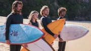 Snapper Webster (Ben O'Toole), Dani Kirk (Sophia Forrest), Bill 'Trotter' Dwyer (Sean Keenan)und Reg Thompson (Hunter Page-Lochard)