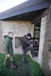 Andy Torbert betritt mit dem Freiwilligen der Bunkerstiftung Marc Machielse einen deutschen Bunker auf der Insel Walcheren. (National Geographic/Ciaran Henry)