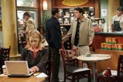Nachdem Charlie (Charlie Sheen, r.) und Alan (Jon Cryer, M.) beim Augenarzt waren, treffen sie in einem Coffeshop auf die hübsche Sherri (Jeri Ryan, l.), mit der Charlie einmal ein Verhältnis hatte ...