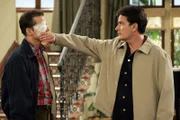Charlie (Charlie Sheen, r.) trifft Alan (Jon Cryer, l.) mit einer Toastscheibe so unglücklich ins Auge, dass Alan gleich zum Arzt gehen muss ...