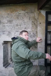 Andy Torbert betritt einen deutschen Bunker auf der Insel Walcheren. (National Geographic/Ciaran Henry)