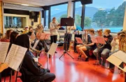 Erste musikalische Versuche: Viele Schülerinnen und Schüler vom Camp in der Wildnis unterstützen in ihrem Auslandsjahr das Orchester im nahe gelegenen Tonstad.