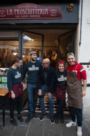 Stanley Tucci mit dem Team von La Prosciutteria in Perugia