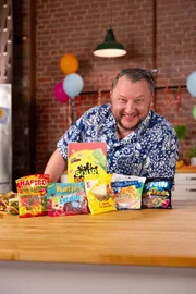 Fruchtsaftgetränke, Lollis, saure Weingummis und Popcorn: Sebastian Lege baut vier Party-Snacks in seiner Werkstatt nach und deckt auf, was wirklich drinsteckt.