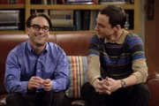Als Sheldon (Jim Parsons, r.), wegen seiner Erzfeindin Leslie Winkle auch noch die gemeinsame Wohnung verlassen muss, damit Leonard (Johnny Galecki, l.) mit ihr ungestört sein kann, sinnt er auf Rache ...