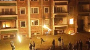 1992 schleudern Rechtsextreme Brandsätze in die Wohnungen von ehemaligen Vertragsarbeitern in Rostock-Lichtenhagen. Die  Polizei verliert die Kontrolle, die Bevölkerung klatscht Beifall.